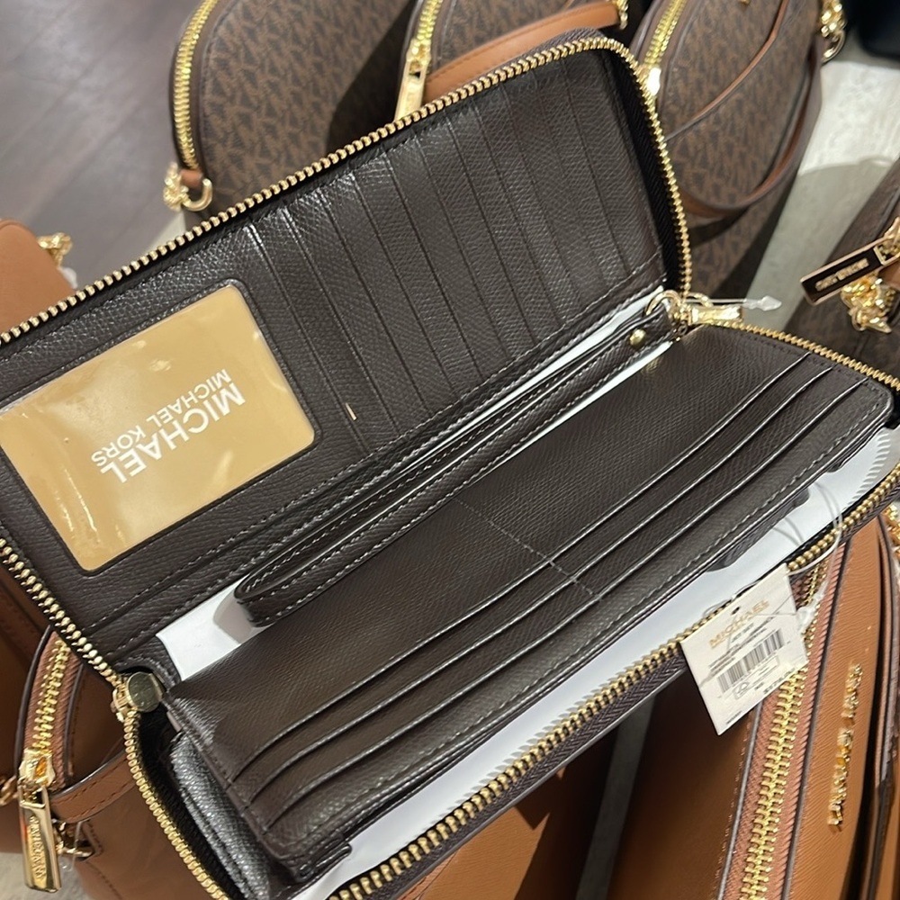 Michael Kors JST Lg Leather Continental Wallet Wristlet Phone Holder
Chocolate - Picture 9 of 16